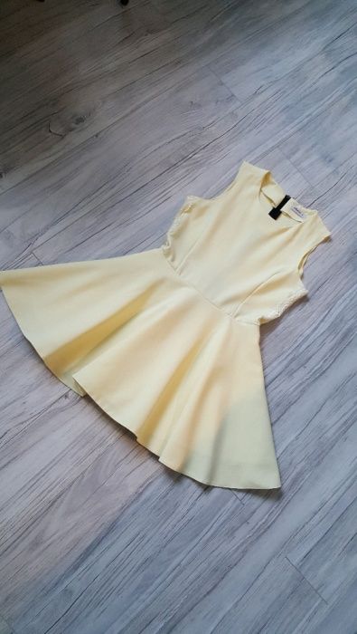 Żólta rozkloszowana sukienka s moriss z koła koronka sztywna