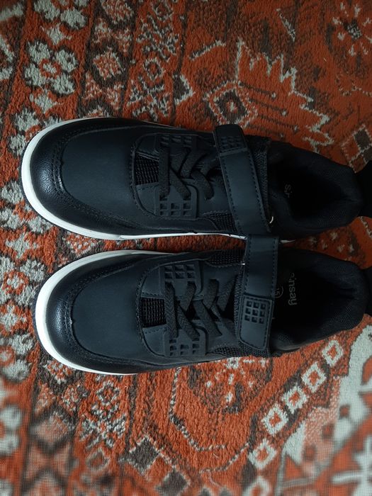 Buty czarne , rozmiar 34, nowe
Skóra ekologiczna, zapin