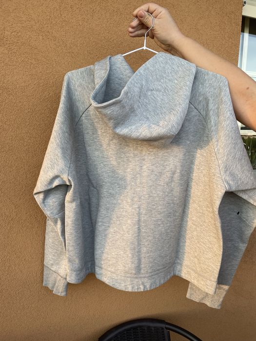 Fato de treino nike tech femenino, muito pouco uso, em otimo estado.