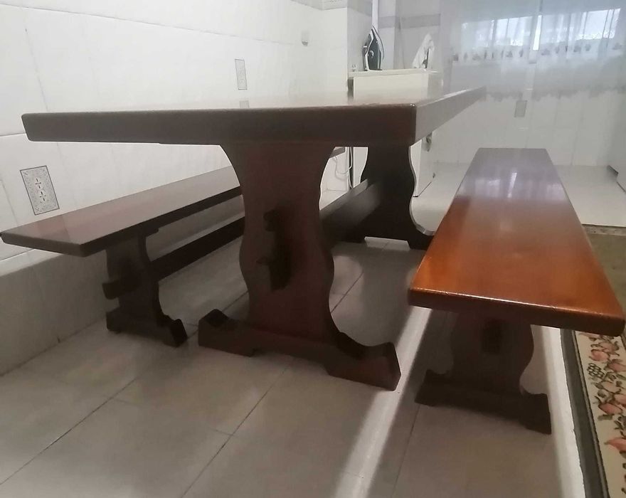 Mesa rústica em pinho com dois bancos corridos