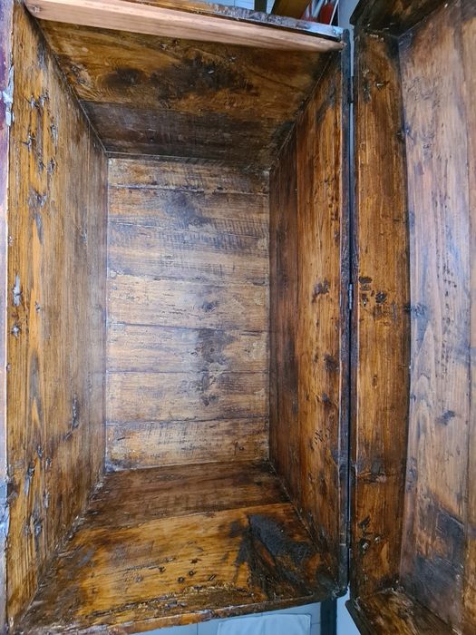 Arca (baú) muito antiga, restaurada, com suporte de pés  amovível