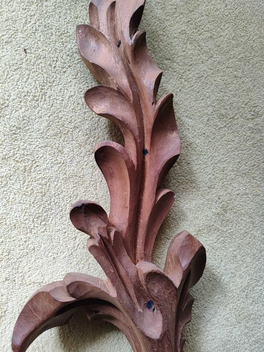 Bengaleiro de parede, em madeira trabalhada à mão, POR ACABAR