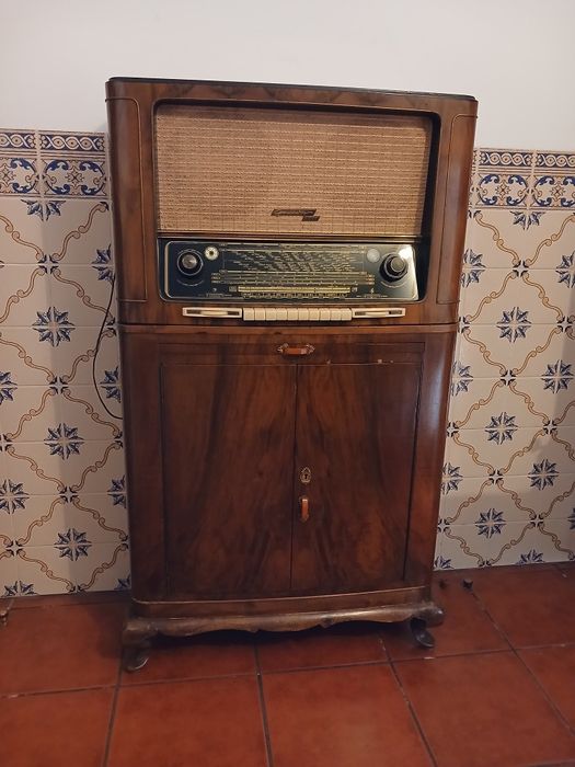 Rádio Grundig 5050 W com móvel