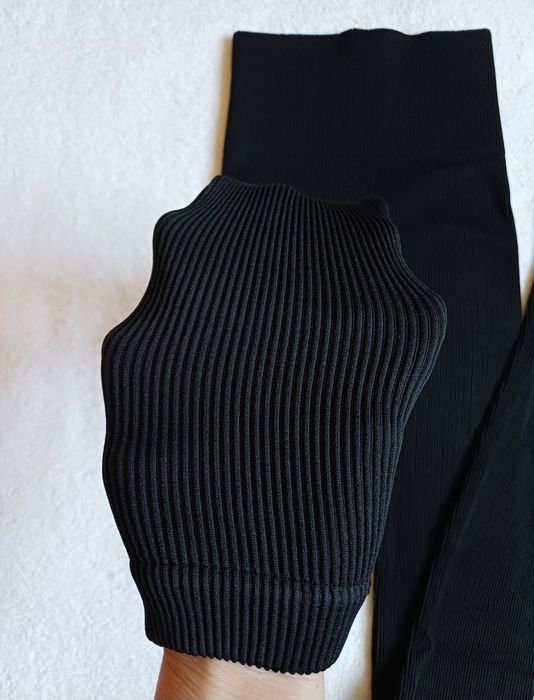 чорні лосини в рубчик з пушап ефектом