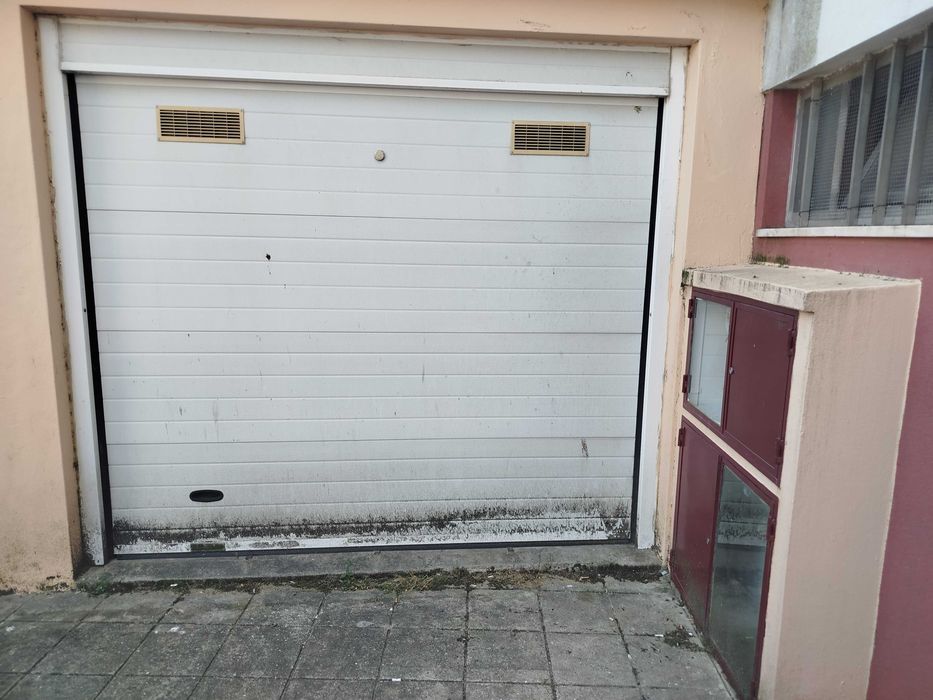 Garagem BOX com portão  ELECTRICO