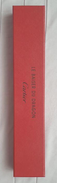 Długie, czerwone pudełko prezentowe