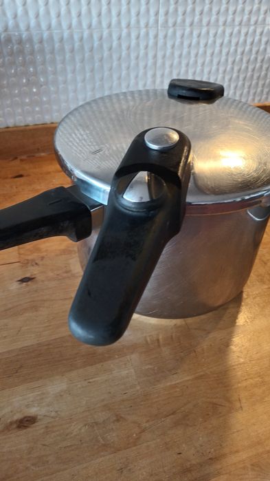 Panela de pressão grande