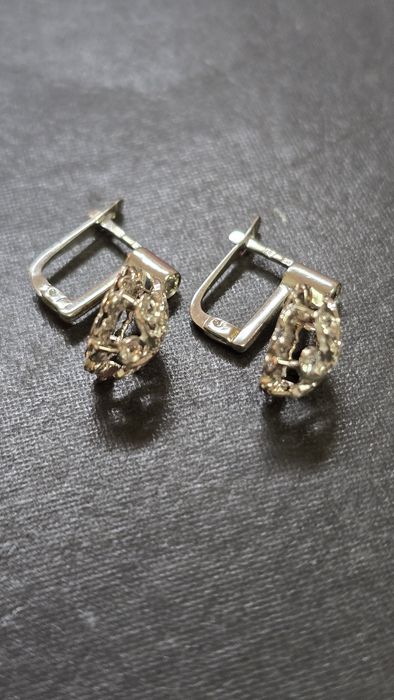 Brincos em ouro branco