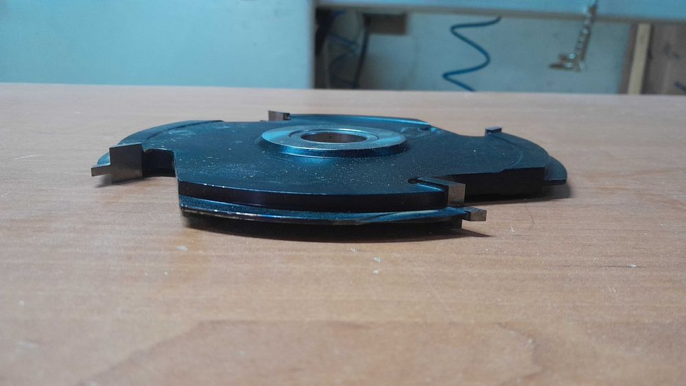 Frez do wręgu ościeżnicy z uszczelką.