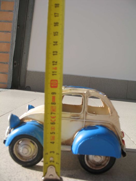 Carro tipo brinquedo em chapa
