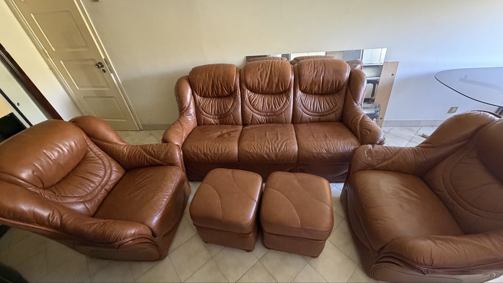 * 1 sofá de 3 lugares * 2 poltronas * 2 pufes