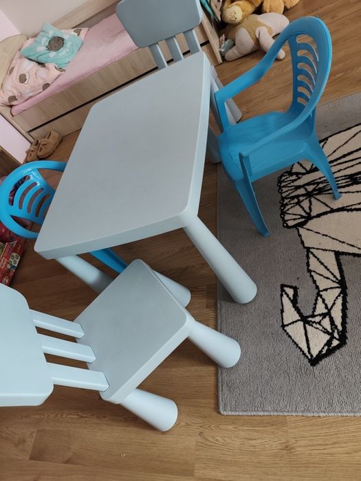 Stolik mamut z 2 oryginalnymi krzesłami i 2 dadotkowymi