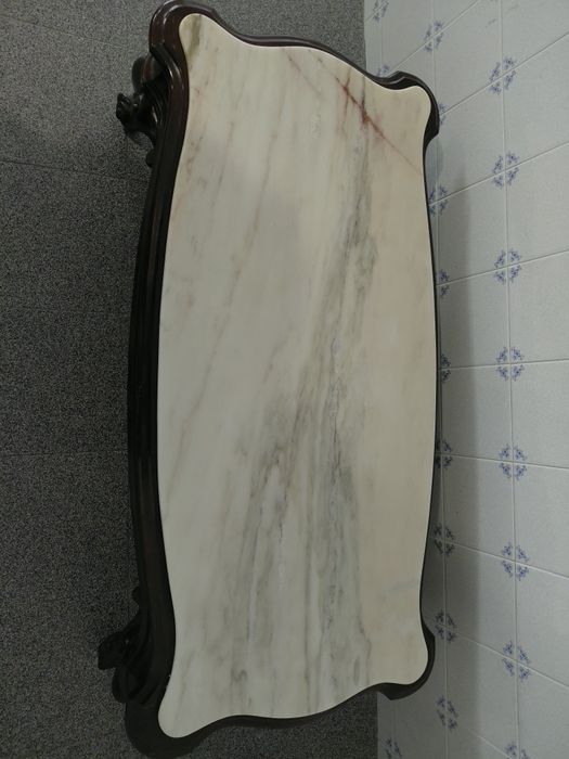 Mesa de centro em nogueira com pedra marmore