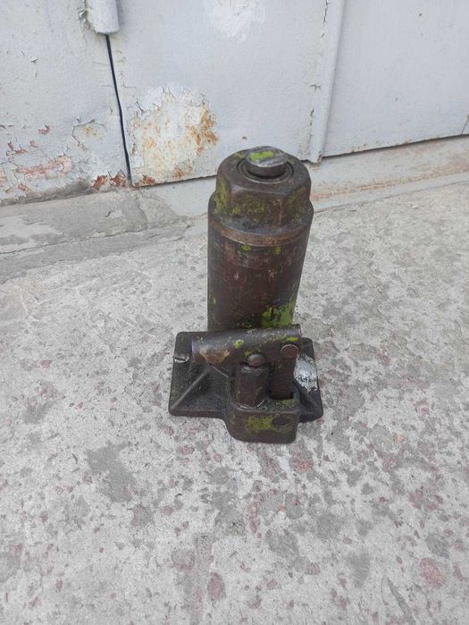 Домкрат гідравлічний 2т. 5т. 300грн.