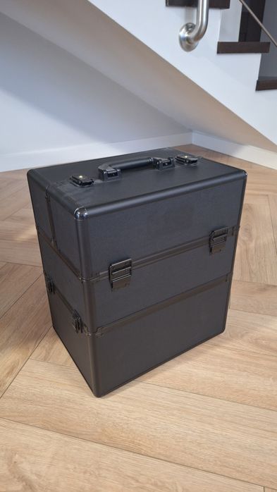 Kuferek kosmetyczny.