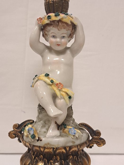 Candeeiro com figura em porcelana