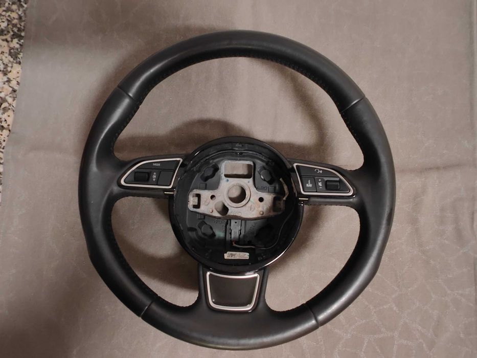 Volante AUDI em pele com três braços (como novo)