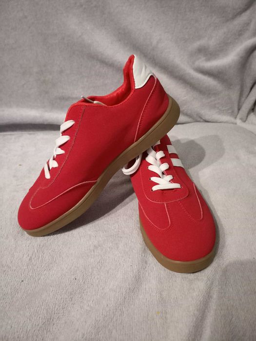 Czerwone buty sportowe