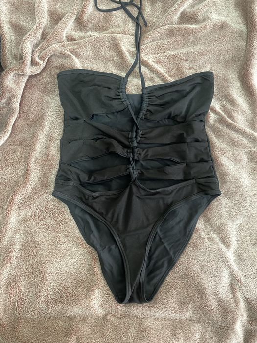 Продам 2 цельных очень красивых  сексуальных новых черных купальника