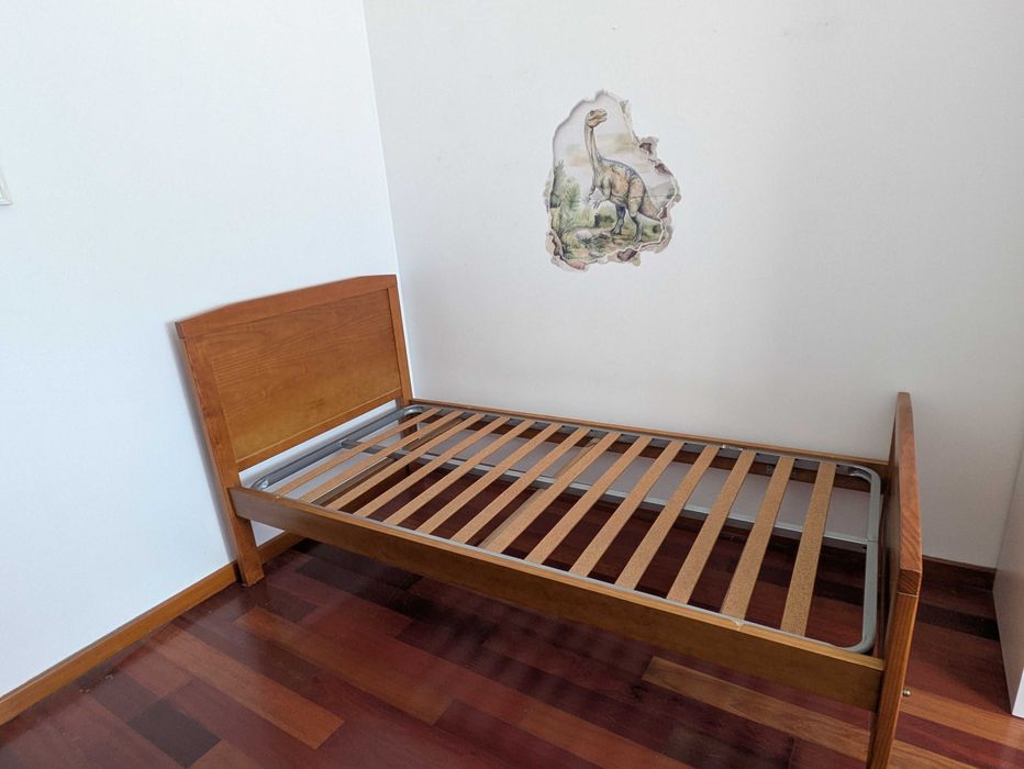 Cama de solteiro e mesa de cabeceira em Pinho