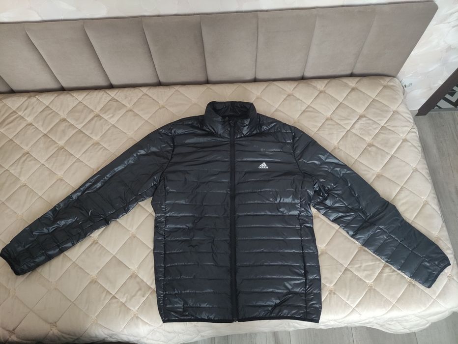 Продам чоловічу весняну куртку Adidas