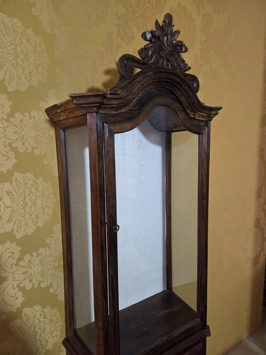 Oratório,  vitrine em castanho