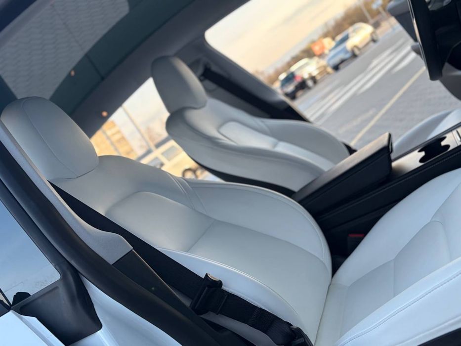 Tesla Model Y 2024 року