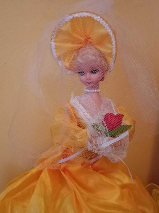 Lalka Pozytywka w żółtej sukni