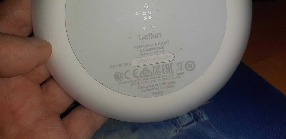 Беспровідна зарядка Belkin F7U027 з блоком живлення в комплекті