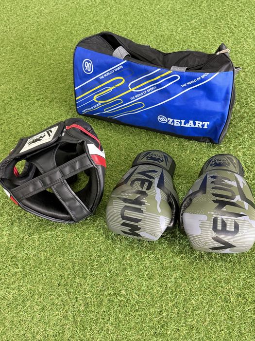 Шолом боксерський Venum  Боксерські рукавиці Venum Impact 12 oz