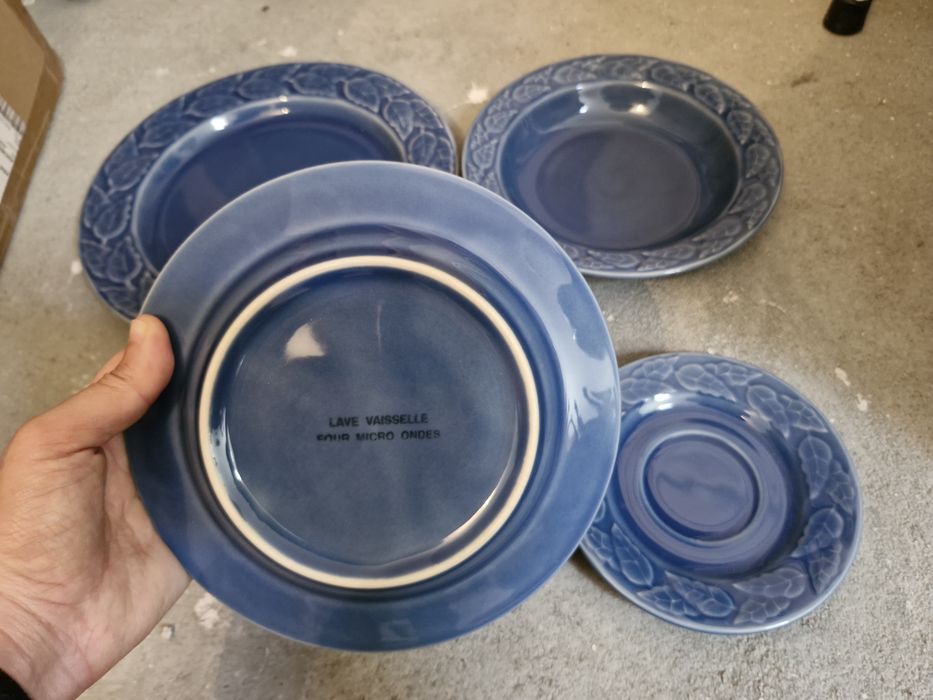 Conjunto de pratos e chávenas de cerâmica francesa em 2a mão