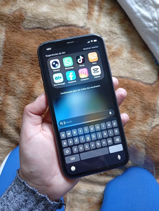 Selling iPhone 11 black