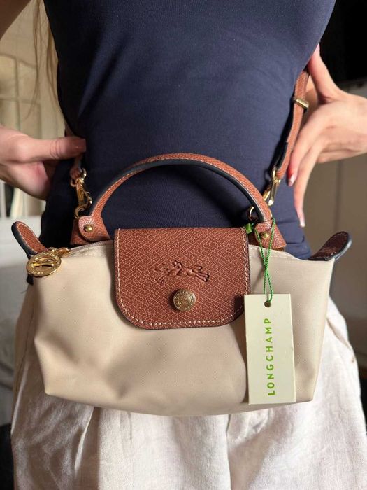 Bolsa Longchamp tamanho mini com alça em bege
