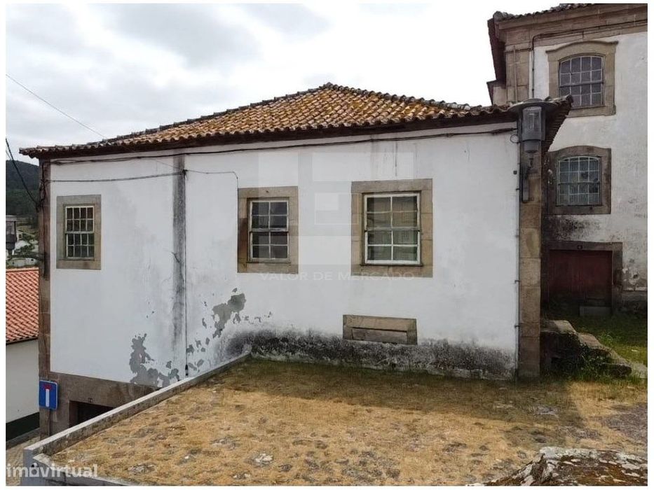 Moradia localizada no coração de Tarouca, distrito de Viseu