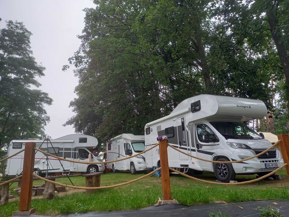 Glamping, pole biwakowe, kampery, namioty, przyczepy kempingowe