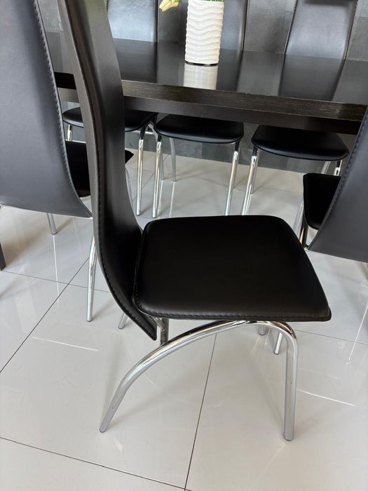 Mesa de jantar preta com cadeiras- bom estado