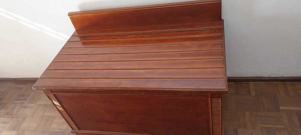 Baú em madeira de boa qualidade . Também faz de banco