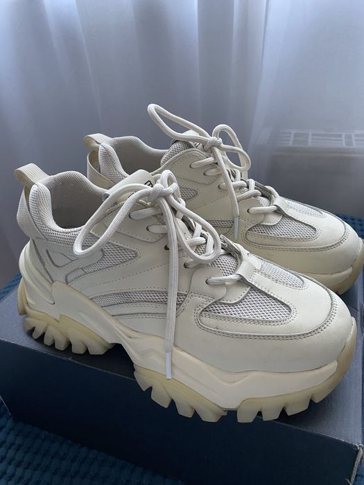 Продам кросівки від Estro в гарному стані