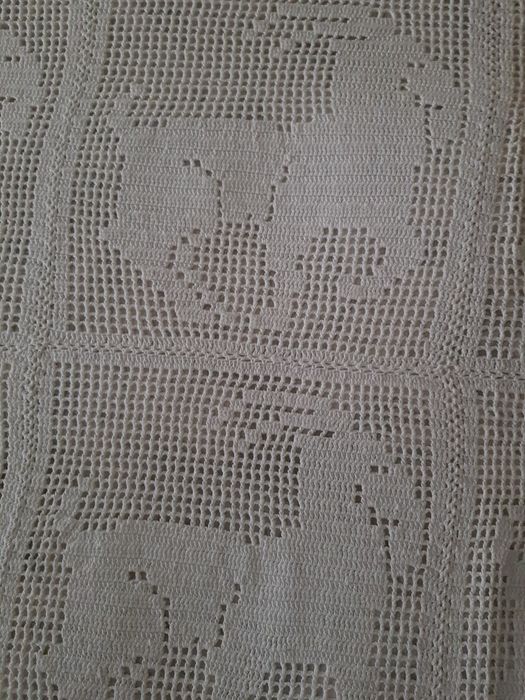 Colcha em renda de algodão, feita há mão, com pouco uso.
