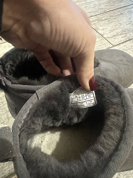 Ugg сірого кольору