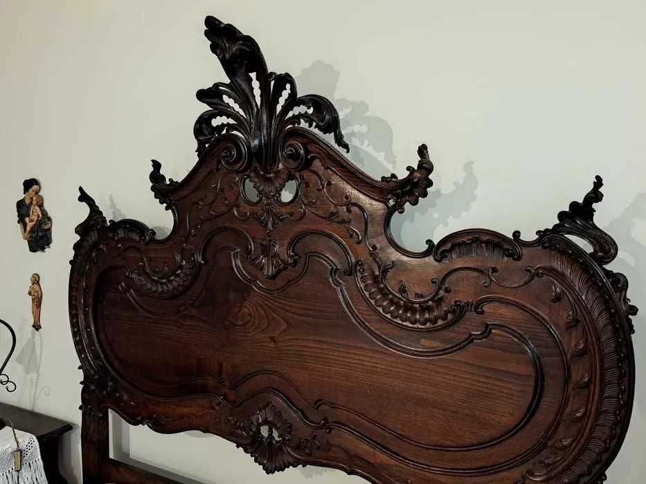 Cama de casal estilo antigo