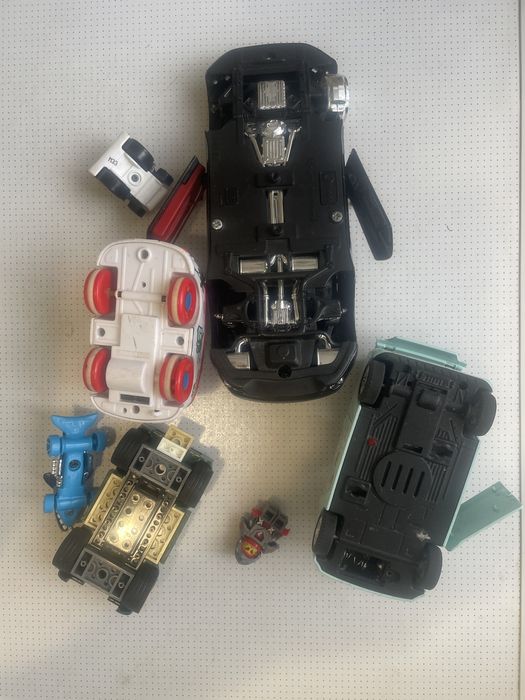 Дитячі автомобілі, як запасні частини.