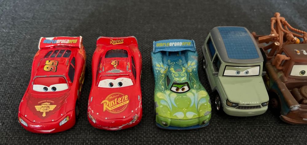 Auta Cars Mattel plus dodatki