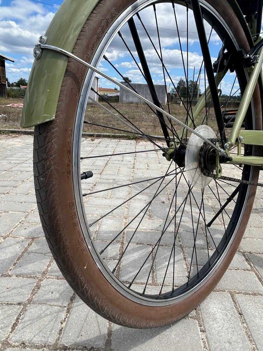 Bicicleta urbana Dolce Vita by Canellini mulher com bolsa e cesto - Verde Oliva