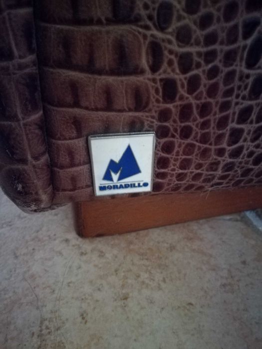 Sofá de 2 lugares em pele e tecido da marca Moradillo