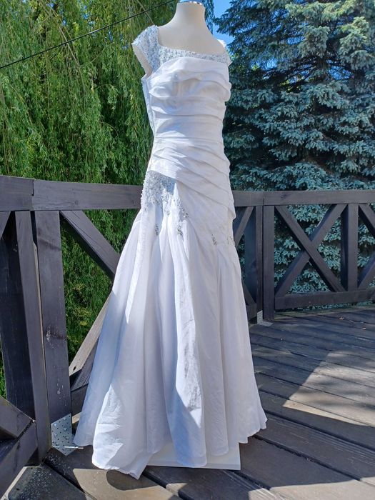 Suknia ślubna asymetryczna koraliki kryształki