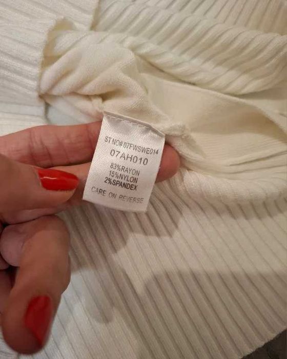 Biały Golf z szerokimi rękawami i guzikami roz. M