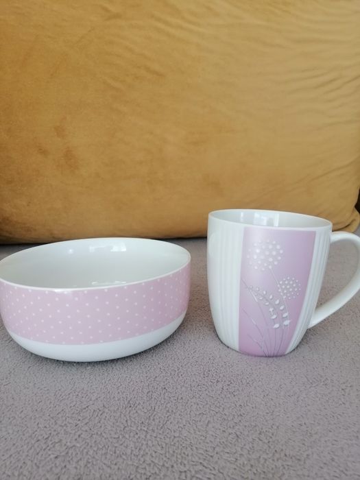 Misa i kubek w klimacie pudrowego różu