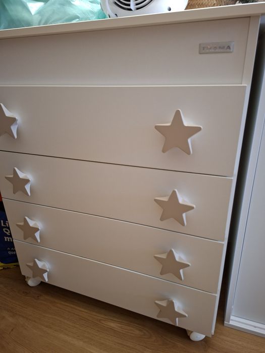 Cómoda de quarto de bebé Trama