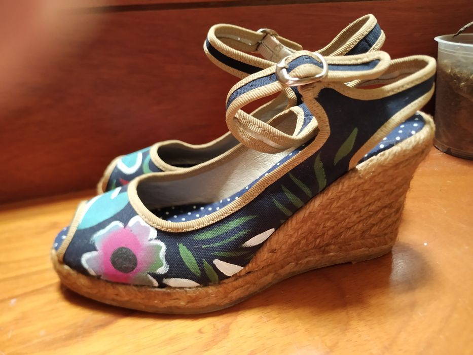 Sandálias azuis de lona pintadas